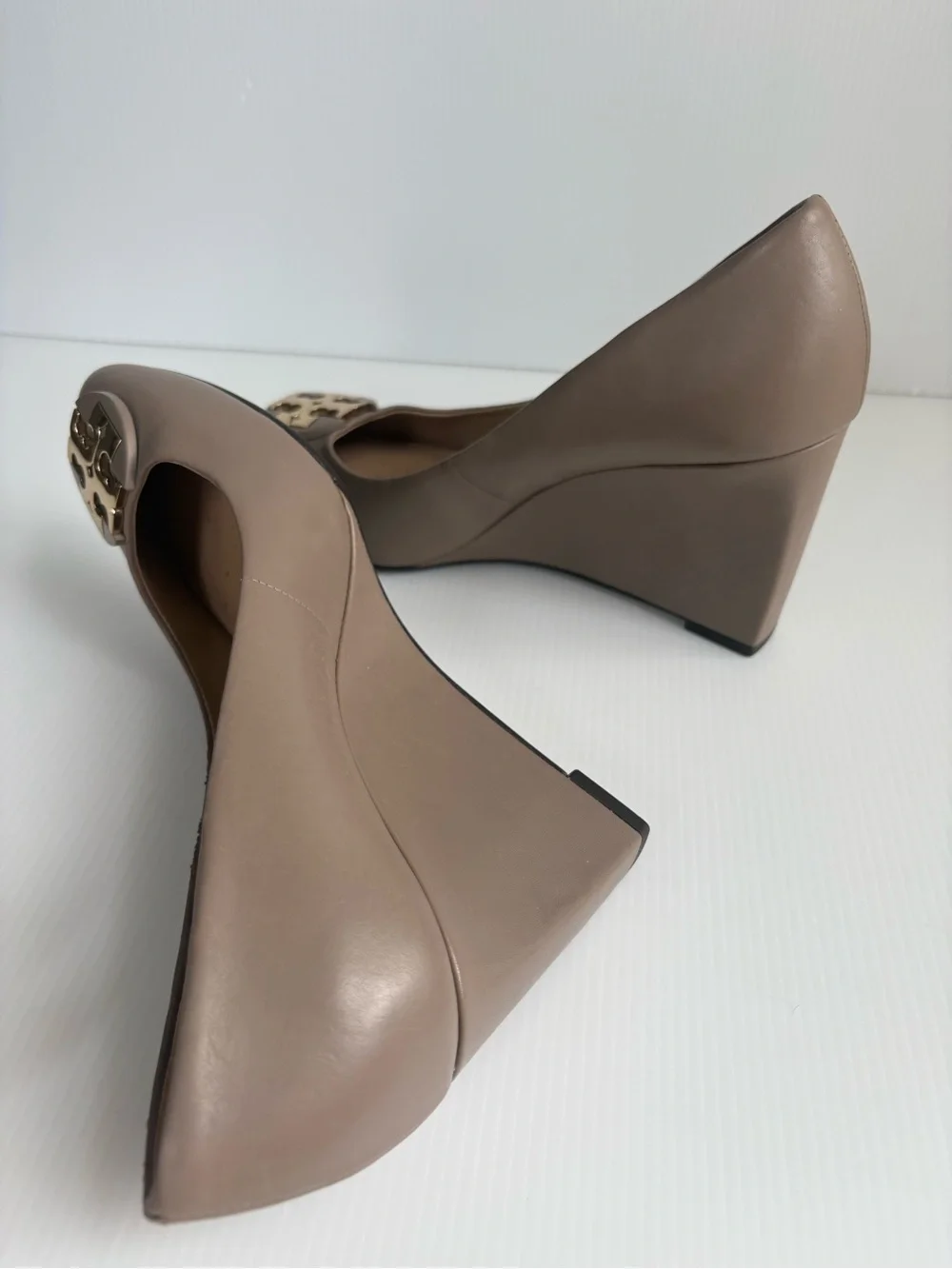 Tory Burch Luna 85mm Taupe Wedges Shoes Pumps Size 8 EUC